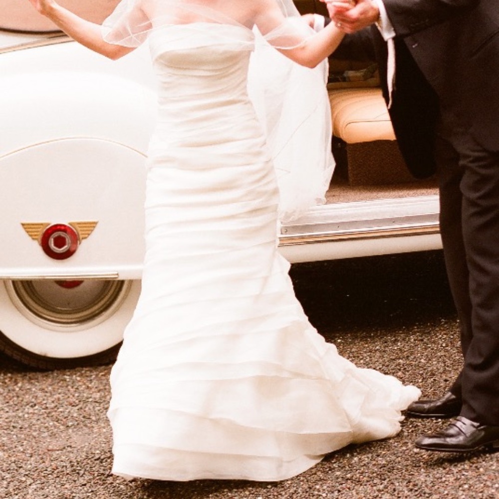 VERA WANG Luxe Calla Lily Wedding Dress (Label Size 4/ Size 2)